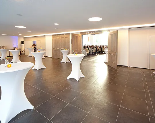 1_atrium_foyer_stehtische_ii_mg_2625.jpg