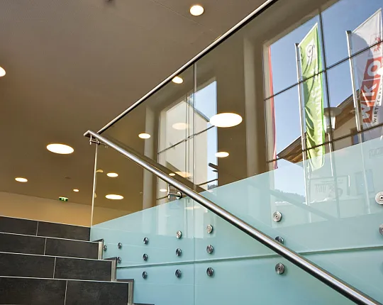 stiegenaufgang_von_garderobe_ins_foyer_ii_o5t1495.jpg
